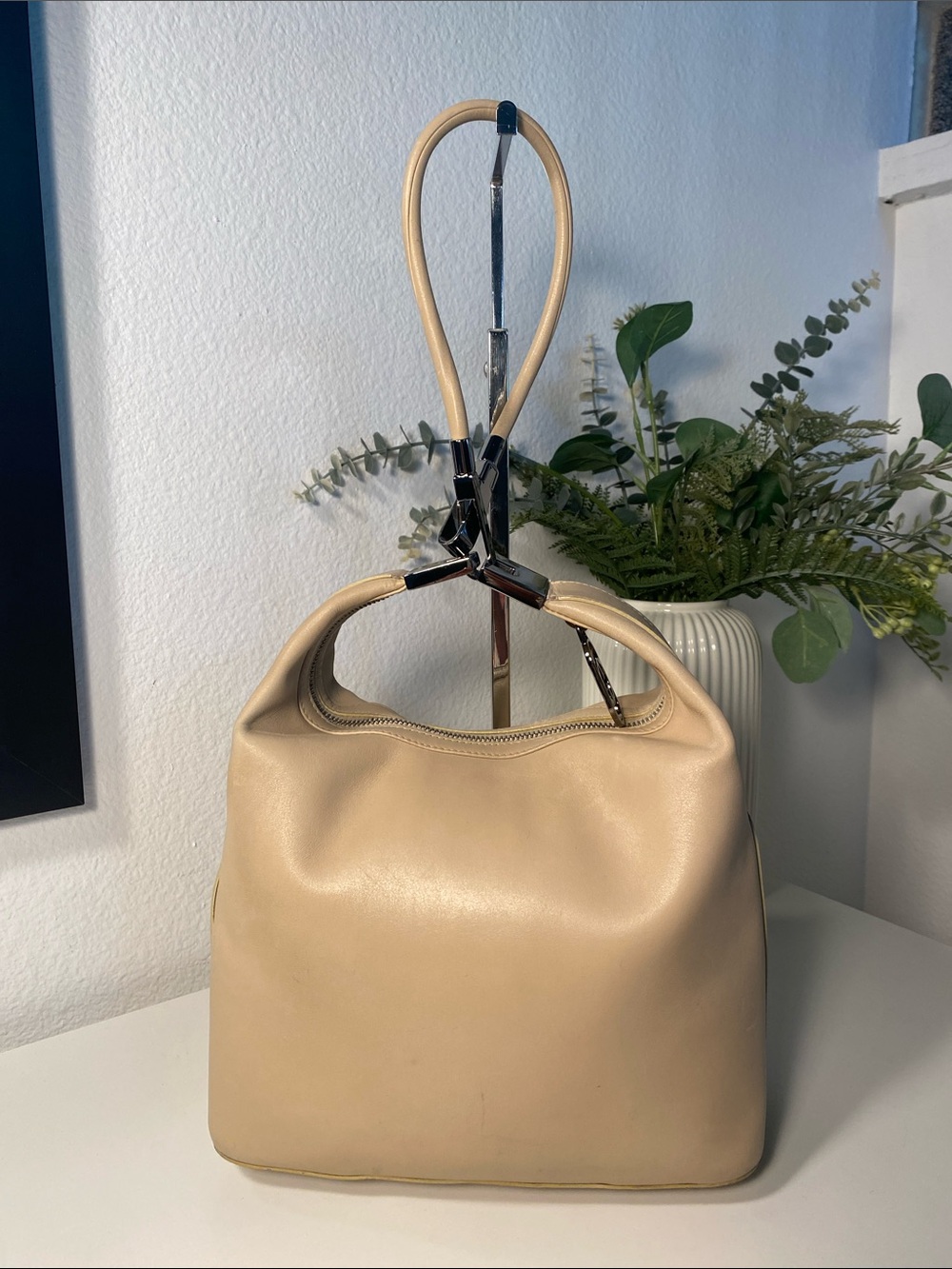 GUCCI 1990’s Tom Ford Calfskin Leather Shoulder Bag In Ivory - Picture 15 of 17